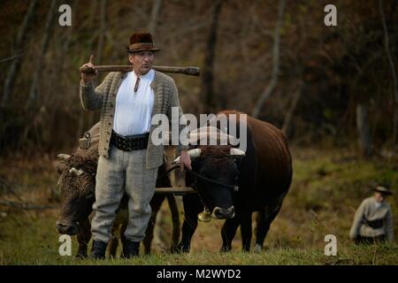 Vama, Rumänien, 27. Oktober 2017: Jungen und Mädchen tragen Tracht an jedem Wochenende in Vama, halten die Tradition der Bukowina Stockfoto