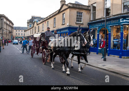 Pferd touristische Beförderung in Bath, Somerset, England, UK gezeichnet Stockfoto