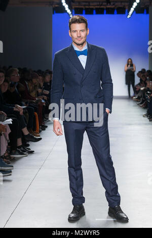 New York, Vereinigte Staaten. 07 Feb, 2018. Alex Lundqvist tragen Jacke von Stephen Ferber Spaziergänge Landebahn für blaue Jacke Fashion Show Prostatakrebs-grundlage am Pier 59 Credit: Lev Radin/Pacific Press/Alamy Leben Nachrichten zu profitieren Stockfoto