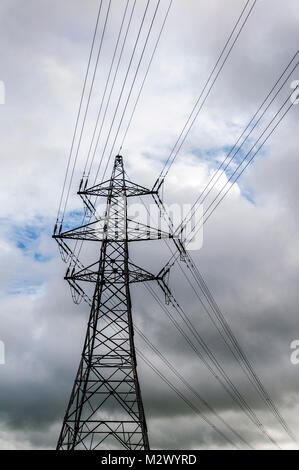 Blick auf Strom Pylon mit grafischem Muster der Stahlkonstruktion in England, Großbritannien Stockfoto