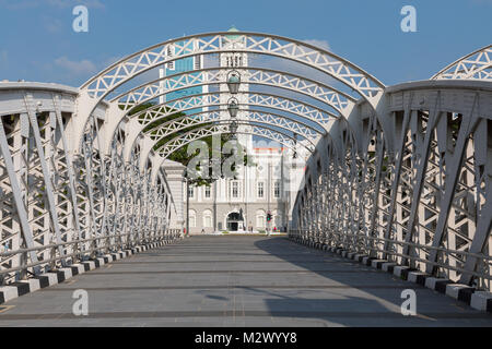 Singapur Asien Februar 8, 2018 Anderson Brücke, über den Singapore River, und dem Victoria Theater. Stockfoto