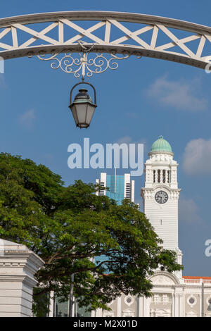 Singapur Asien Februar 8, 2018 Anderson Brücke, über den Singapore River, und dem Victoria Theater. Stockfoto