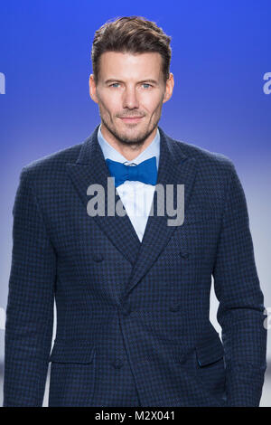 New York, Vereinigte Staaten. 07 Feb, 2018. Alex Lundqvist tragen Jacke von Stephen Ferber Spaziergänge Landebahn für blaue Jacke Fashion Show Prostatakrebs-grundlage am Pier 59 Credit: Lev Radin/Pacific Press/Alamy Leben Nachrichten zu profitieren Stockfoto