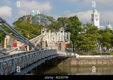 Singapur Asien Februar 8, 2018 Cavenagh Brücke, über den Singapore River, und dem Victoria Theater. Stockfoto