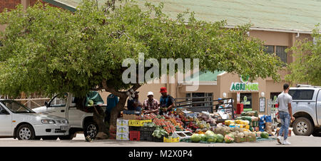 Marktstand verkaufen Obst und Gemüse in der Innenstadt von Darling in der Western Cape Region Südafrikas Stockfoto