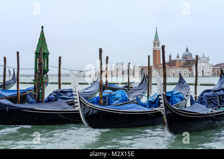 Venedig Gondel in einer regnerischen Tag. Venedig, Italien. Februar 3, 2018. Stockfoto