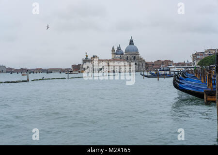 Venedig Gondel in einer regnerischen Tag. Venedig, Italien. Februar 3, 2018. Stockfoto