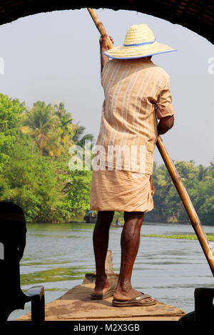 Asiatische Gondoliere auf der Gondel oder Raft Rides auf dem Fluss Stockfoto