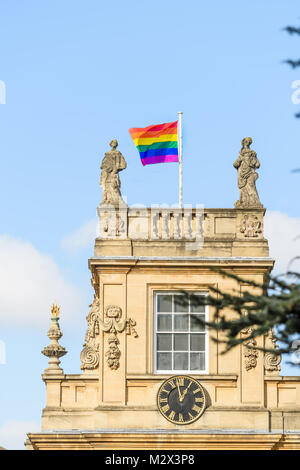 Ein Regenbogen lbgt (lbgtq) Mehrfarbige Fahne flattert im Wind aloft der Turm des Trinity College an der Universität Oxford, England. Stockfoto