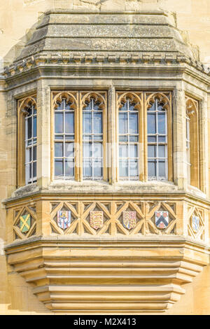 Reich verzierte Fenster zur Straßenseite mit Emblemen der Oriel College an der Universität Oxford, England. Stockfoto