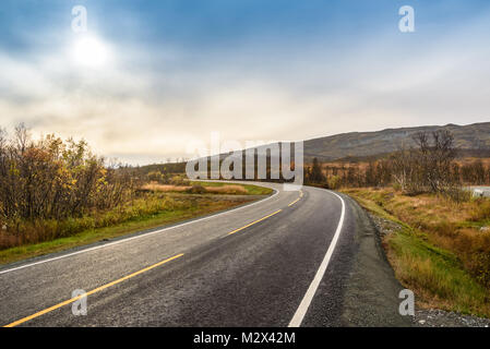 Asphalt scharf gekrümmten Straße entlang der Wald und Berg, Tromso, Norwegen Stockfoto