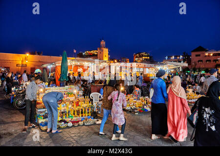 Marktstand auf dem berühmten Platz Djemaa el Fna in der Nacht, Marrakesch, Marokko, Afrika Stockfoto