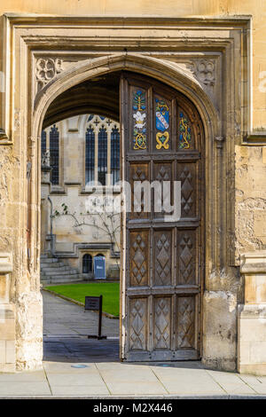 Aus Holz geschnitzte Embleme an der Tür des Haupteingangs der Oriel College an der Universität Oxford, England. Stockfoto