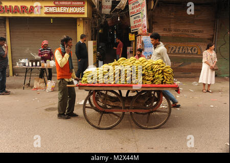 Verkauft man Bananen in den frühen Morgenstunden in Paharganj, in Delhi Indien Stockfoto