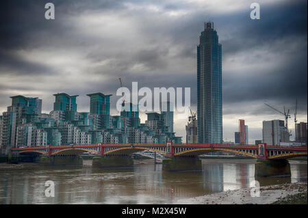 2. Februar 2018. Gebäude bei Nine Elms mit der Vauxhall Bridge im Vordergrund, London, UK entwickelt wird. Credit: Malcolm Park/Alamy. Stockfoto