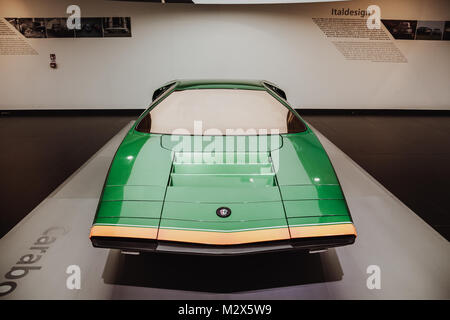 Frontalansicht des isolierten Super Sport futuristisch - Oldtimer - Verkehr und Automotive Bild - Hallenbad Stockfoto