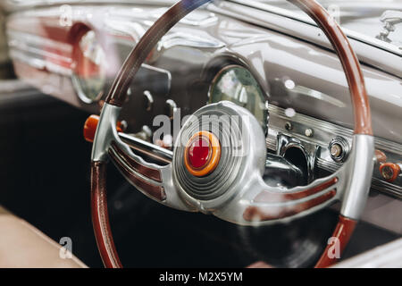 Innenraum Oldtimer mit Lenkrad und Armaturenbrett Stockfoto