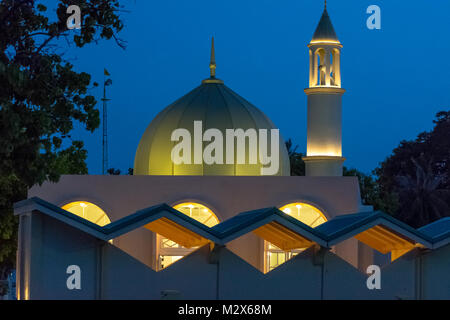Die Große Moschee von Velidhoo, Malediven, im Abendlicht mit Beleuchtung im Seminarraum Stockfoto