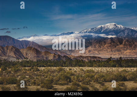 Schönen schneebedeckten Mount San Jacinto steigt über das Coachella Valley und San Gorgonio Pass Windpark, Palm Desert, Kalifornien Stockfoto