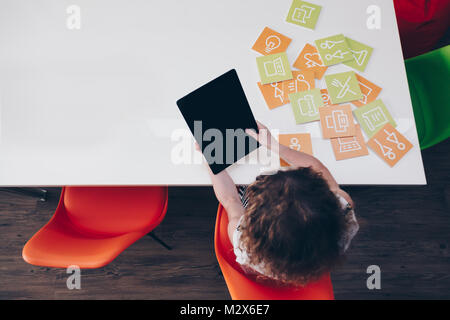 Luftaufnahme eines jungen Mädchens mit einem großen Tablett mit Gesten & Zeigefinger Simulation in einer schicken, modernen Büro tippen Stockfoto