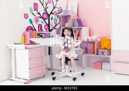 Süße Mädchen im Kinderzimmer Stockfoto
