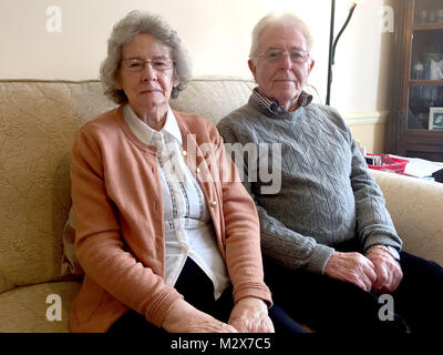 Auf 0001 Embargo Freitag, Februar 09 Peter und Elizabeth Skelton, dessen Tochter Susan Nicholson von Robert Trigg ermordet wurde, an ihrem Haus in Goring, West Sussex. Der Vorsitzende einer Anfrage in öffentlichen Diensten, die in Kontakt mit dem Mörder und seinem Opfer kam, bevor sie starb, sagte Lektionen gelernt wird, wenn Fehler gemacht wurden. Stockfoto