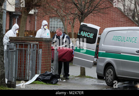 Ein Körper ist aus der Szene in Buirg Ri entfernt zu Fuß, Balgaddy, Co Dublin nach einem 52-jährigen Mann wurde in einem Stechenden getötet worden. Bild Datum: Donnerstag, 8. Februar 2018. Im mittleren Alter Mann erlitt mehrere Stichwunden und starb kurze Zeit später an der Szene. Ein 19-jähriger Mann war kurz nach Mitternacht verhaftet. Siehe PA Geschichte Polizei erstechen Irland. Photo Credit: Brian Gesetzlosen/PA-Kabel Stockfoto