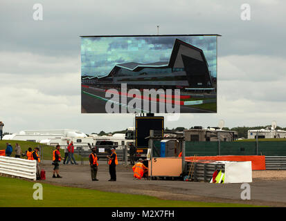 Anzeigen einer Station Marschälle und einen großen Bildschirm, auf der die 'Tragfläche', während einer Ruhepause in die Aktion, bei der Silverstone Classic 2017 Stockfoto