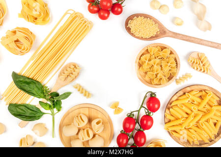 Overhead Foto von verschiedenen Arten von Pasta auf Weiß, bilden Rahmen Stockfoto