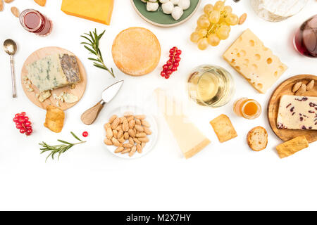 Verschiedene Arten von Käse mit Wein auf weißem Hintergrund Stockfoto
