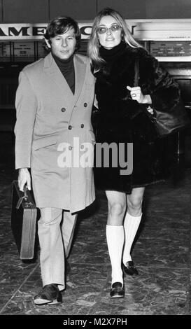 Schauspielerin Sharon Tate, 25, die in dem Film "Tal der Puppen" Sterne, das Tragen von getönten Gläsern und lange weiße gestrickte Socken, als sie am Flughafen Heathrow, London ankam, mit ihrem Mann-zu-sein, Roman Polanski. Sie sind am Samstag zu heiraten. Stockfoto