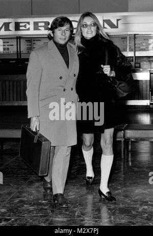 Schauspielerin Sharon Tate, 25, als sie am Flughafen Heathrow, London ankam, mit ihrem Mann-zu-sein, Roman Polanski. Sie sind am Samstag zu heiraten. Stockfoto