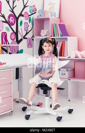 Süße Mädchen im Kinderzimmer Stockfoto