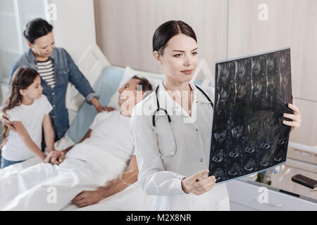 Arzt Untersuchung MRI-Scans im Krankenhaus Zufrieden Stockfoto