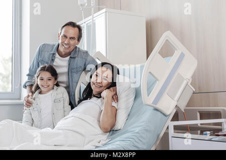 Übertragen von Vater und Tochter ihre Mutter im Krankenhaus besuchen Stockfoto