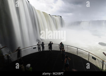 Die Leute, die Fotos, die Iguazu Wasserfälle, Brasilien Stockfoto