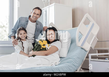 Nachdenklich Familienmitglieder unterstützen Ihre Mama im Krankenhaus Stockfoto