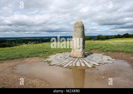 Der Stein des Schicksals auf Tara Hill. Krönung Stein. Der Hügel von Tara, in der Nähe des Flusses Boyne entfernt, und ist ein archäologischer Komplex, der zwischen Nav läuft Stockfoto