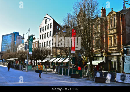 Mill Lane in Cardiff. Jetzt ein trendiger Treffpunkt zum Essen und mit Bürgersteig Tische und Vordächer Trinken Ein kontinentales fühlen sich in das Gebiet zu geben. Stockfoto