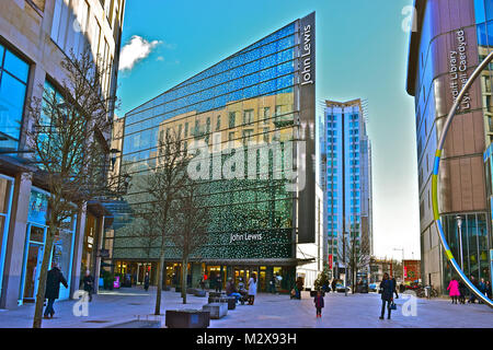 Die John Lewis Flagship Store von Cardiff in der Innenstadt ist an einem Ende der St Davids Shopping Mall, die in der Glas beidseitig Gebäude reflektiert wird. Stockfoto