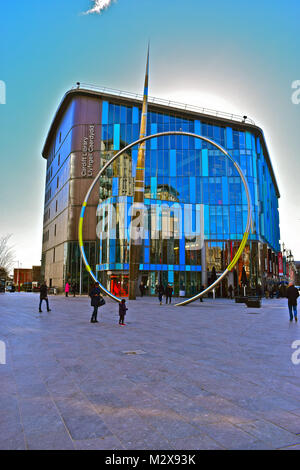 Die moderne Cardiff Central Library im Zentrum der Stadt. Im Vordergrund ist die 25 m Alliance Skulptur von Paris Installation artist Jean-Bernard Métais Stockfoto