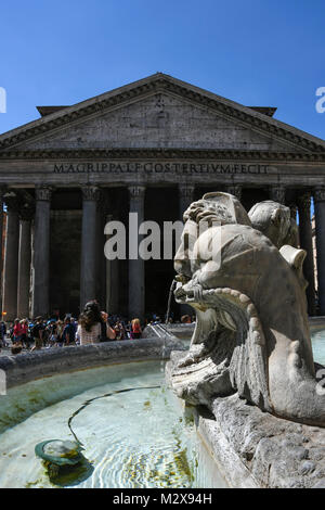 Frau nimmt selfie außerhalb des Pantheon in Rom Italien Stockfoto