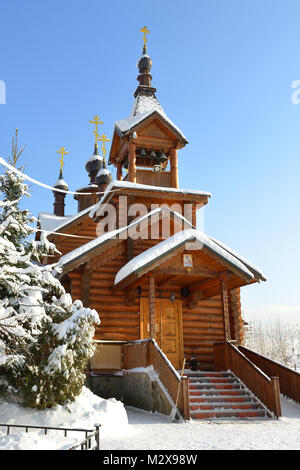 Verschneite Moskau nach einem starken Schneefall. Alte Kirche der Heiligen Apostel Konstantin und Elena in Mitino Bezirk in nord-westlich der Hauptstadt. Russland Stockfoto