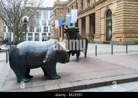 Bulle und Bär Skulptur vor der historischen Frankfurter Börse Gebäude Stockfoto