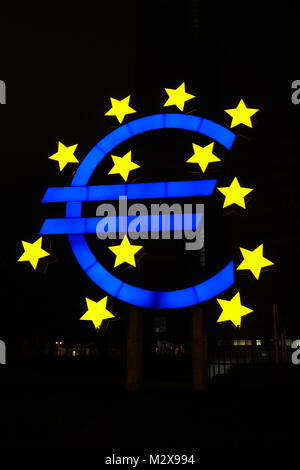 Beleuchtete Euro Denkmal in Frankfurt Deutschland bei Nacht Stockfoto