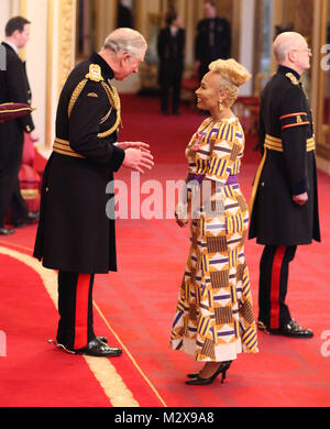 Sänger Emeli Sande aus London ist ein Mitglied des Ordens des British Empire (MBE) vom Prinzen von Wales bei einer ordensverleihung am Buckingham Palace, London. Stockfoto