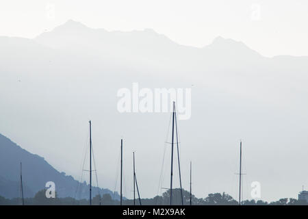 Segeln Masten am Morgen Haze, Locarno, Lago Maggiore Stockfoto