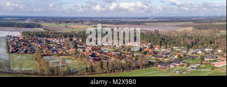 Antenne Landschaft Foto, Panoramablick auf ein kleines Dorf zwischen Feldern und Wiesen, als Banner für einen Blog oder eine Website, drone Schuß Stockfoto