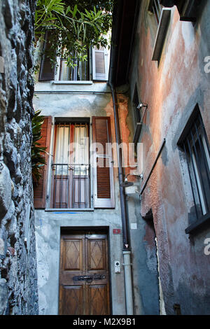 Apartment Gebäude in einer engen Gasse von Locarno, Schweiz, Lago Maggiore Stockfoto