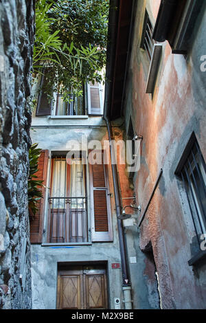 Apartment Gebäude in einer engen Gasse von Locarno, Schweiz, Lago Maggiore Stockfoto